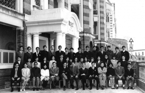 1969年首批法律學生和他們的老師（照片來源：香港大學）